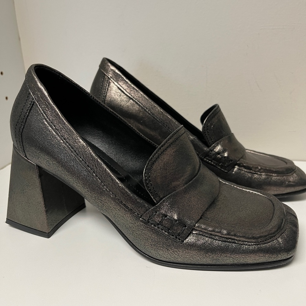 Lola Pewter Leather Pump by Beautiisoles